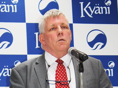 あいさつするテリー・ホワイト社長